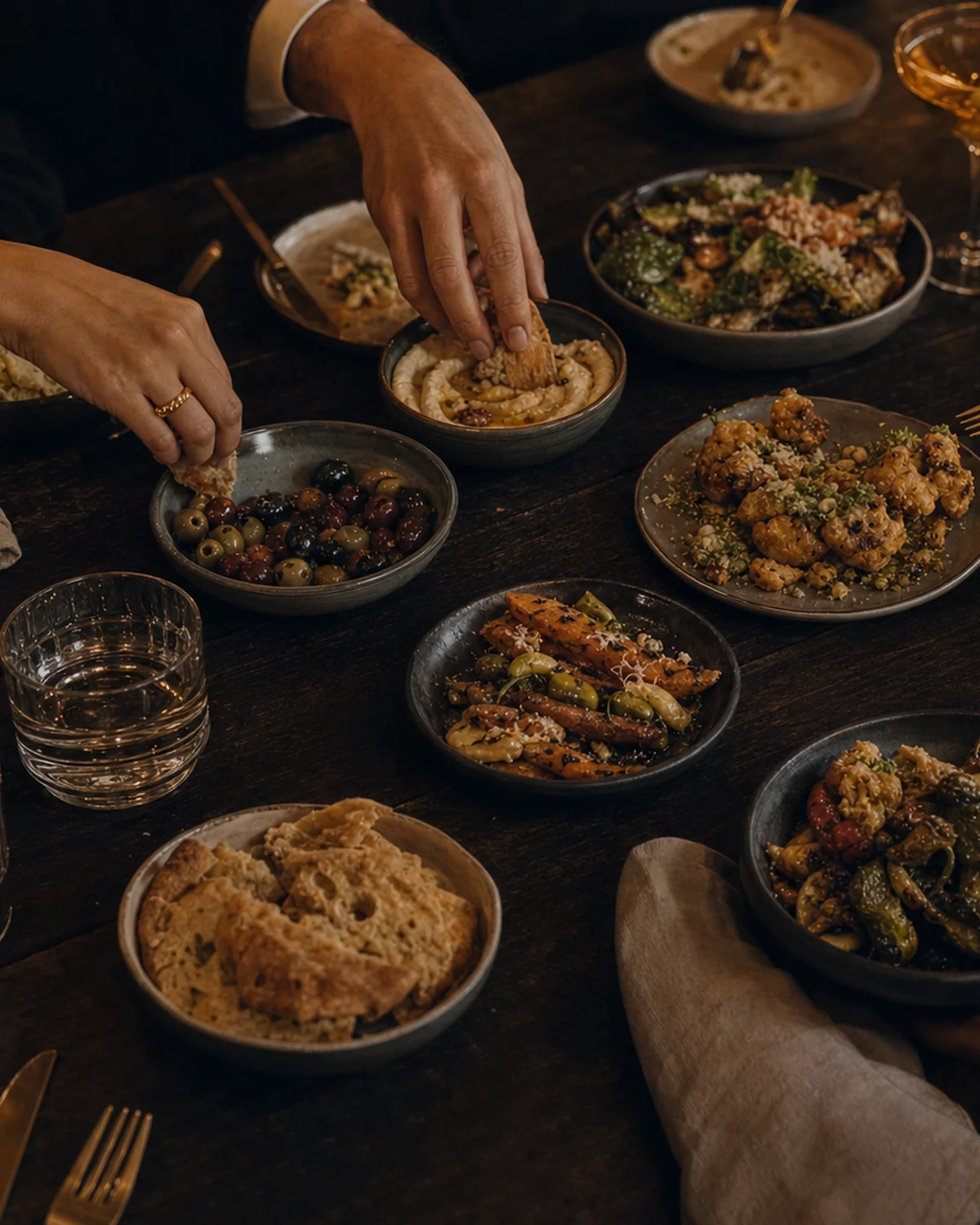 Paylaşım masasında sıcak gastro pub tabakları