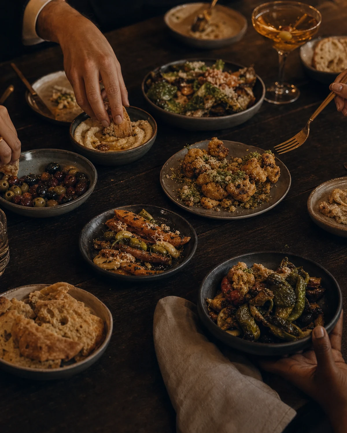Loş ışıkta paylaşılan tabaklar