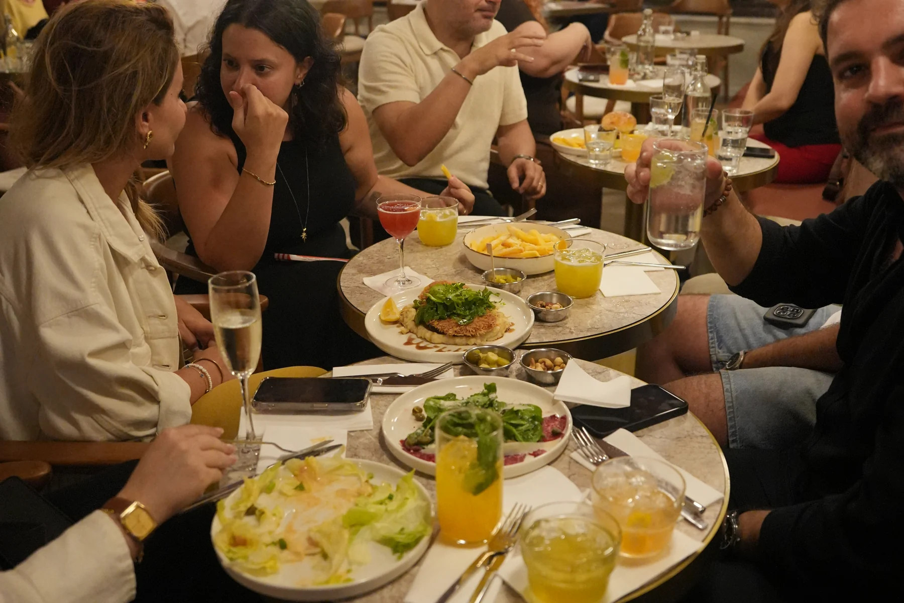 Marta’da akşam yemeği ve sohbet