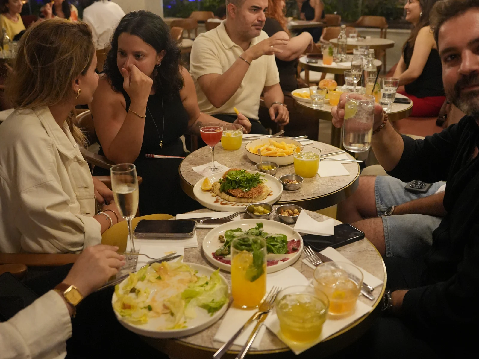 Marta’da akşam yemeğinde bir araya gelen arkadaş grubu